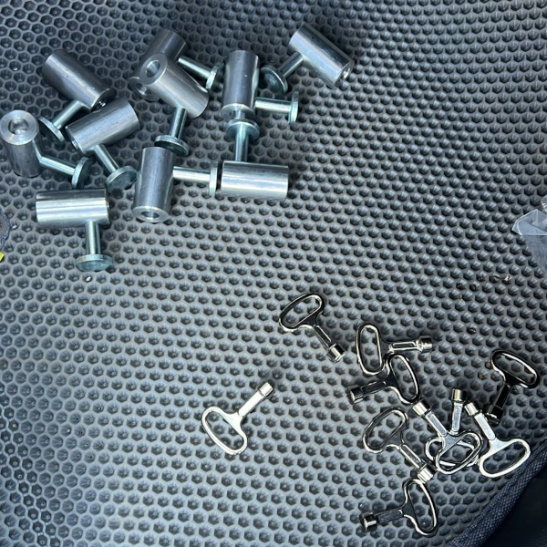 Металлический замок для стяжной полосы — надёжное решение при сборке стрелочных переводов